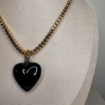 Colar Dourado Coração Resina Preto-1295441319