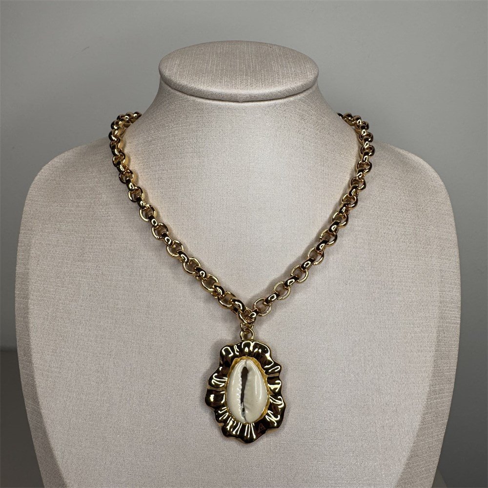 Colar Medalha Orgânica Búzio Dourado